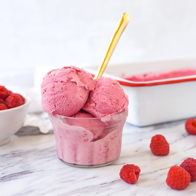 https://www.yourhomebasedmom.com/wp-content/uploads/2010/08/how-to-make-raspberry-ice-cream-2.jpg