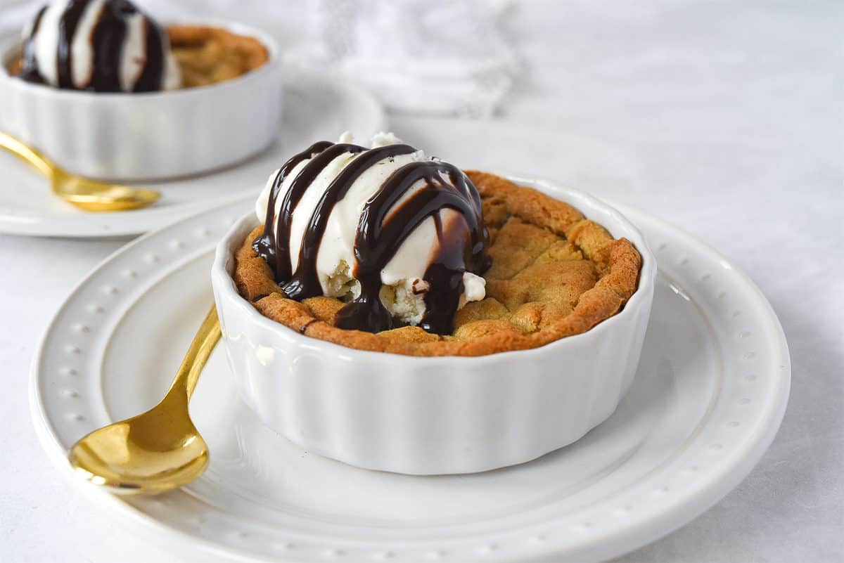 Homemade Pizookie Recipe (Cast Iron Skillet): Quick & Easy Cookie Dessert